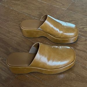 Lisa Says Gah Clogs